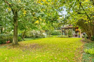 <p>Ontdek deze uitzonderlijke kangoeroewoning op een prachtig perceel van maar liefst 1440 m²</p>
<p></p>
<p>Het hoofdgebouw verwelkomt u met een aangename woonkamer met bureaugedeelte en ingebouwde kasten, een aangename en lichtrijke leefkeuken met aansluitende berging/wasplaats en een apart toilet.</p>
<p>Op de bovenverdieping bevinden zich drie slaapkamers en een comfortabele badkamer.</p>
<p></p>
<p>Het bijgebouw is volledig ingericht als aparte woonunit en beschikt over een gezellige leefruimte met open keuken, een slaapkamer en een eigen badkamer.</p>
<p>Ideaal voor kangoeroewonen; inwonende ouders of opgroeiende kinderen die toch hun eigen plek wensen of een zelfstandige praktijk, bureau, enz…</p>
<p></p>
<p>De prachtig aangelegde tuin is een echte troef, met twee terrassen: één aan het bijgebouw en een tweede bij de vijver waar het heerlijk rustig vertoeven is.</p>
<p>Achteraan vindt u een volledig ingerichte moestuin en twee extra tuinbergingen.</p>
<p></p>
<p>Verder beschikt de woning over een ruime oprit met carport voor drie wagens en een ruime opslagplaats/garage.</p>
<p></p>
<p>Deze instapklare woning biedt een unieke combinatie van ruimte, rust en comfort. Een buitenkans die u niet wilt missen!</p>
<p></p>
<p>Wees er snel bij en plan vandaag nog uw bezoek Bovenkant formulier</p>
<p>Onderkant formulier</p>
<p>via mail naar nele@cornelis-goeman.be of bel 0470/79 66 20</p>
<p></p>
<p>De opgegeven informatie en oppervlaktes zijn informatief en niet bindend.</p>