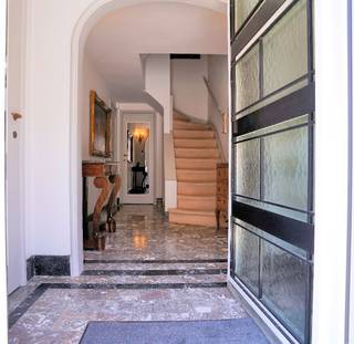 Deze mooie bel-etage uit 1937 bezit alle modern comfort en is instapklaar.<br />De eigenares heeft de originele uitvoering (vloeren, beslag… ) zoveel mogelijk behouden, zo is de garagepoort geautomatiseerd, de voordeur binnenin met dubbel glas uitgevoerd, met behoud van de prachtige inkomhall, de keuken in dezelfde stijl uitgebreid, de 1e badkamer gerenoveerd met exclusief kraanwerk. Recent werd het zonnig terras op de 1e verd. heraangelegd. Dit groot terras is zowel vanuit de 50 m² living-eetkamer als vanuit de keuken bereikbaar en nodigt uit om buiten te eten. De tuin zelf is onderhoudsvriendelijk en toegankelijk vanuit de garage- wasruimte. <br />Alle kamers (9m² glv, 16 & 24 m² 2e, 36 m² 3e ) baden in licht. Indien gewenst kunnen de grootste kamers gerust in 2 gedeeld worden.<br />Lage EPC, geen investeringen in energetische besparingen te doen, toch kan een vervanging van de verwarmingsketel op relatief korte termijn nodig worden. <br />De straat is heel rustig en ademt academische sfeer, op 2 passen van de ULB en in de directe nabijheid van Europese instellingen. <br />Prijs bespreekbaar.