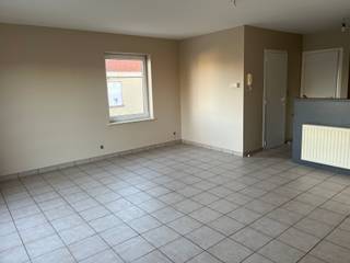 <p>Gezellig appartement op fietsafstand van de Markt in Waregem .</p>
<p> </p>
<p>Het appartement is gelegen op de eerste verdieping , er is geen lift aanwezig .</p>
<p>Het appartement heeft een woonkamer, keuken hoek ik de living, badkamer met douche, toilet, één slaapkamer en een parkeerplaats buiten.</p>
<p> </p>
<p>troeven</p>
<ul><li>instapklaar</li><li>op fietsafstand van de Markt</li><li>dichtbij E17</li></ul>