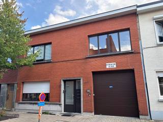 <p>In dit gebouw in Deurne zijn drie appartementen afzonderlijk te koop. Elk appartement beschikt over één slaapkamer en een privatieve kelderberging. De oppervlaktes variëren van 51 tot 67 m² en twee appartementen hebben bovendien een terras.</p><p>De appartementen hebben EPC-label D en het dak van het gebouw werd vernieuwd. Alle appartementen zijn vrij van huurders, waardoor u meteen zelf kunt bewonen, nieuwe huurders kunt selecteren of eerst werken kunt uitvoeren.</p><p>Neem contact op voor de prijzen en meer informatie over de beschikbare appartementen.</p><p>Bezoekmoment op zaterdag 17 oktober, uitsluitend op afspraak. Meer informatie of een bezoek aanvragen kan via lou@guldentopsvastgoed.be.</p>