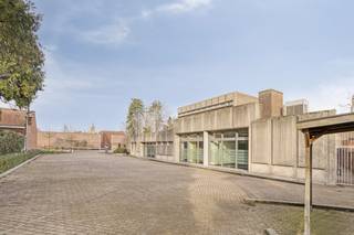 Instapklaar kantoorgebouw van ca. 1.547m² met ca. 80 private parkeerplaatsen en fietsenparking in het centrum van Roeselare.Grondoppervlakte:...