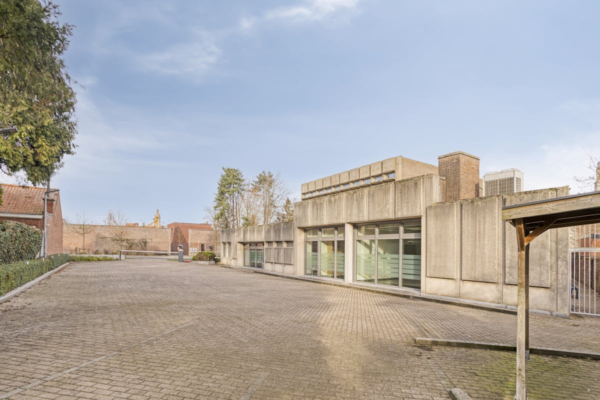 Kantoor van ca. 1.550m² met 80 parkings in Roeselare-centrum - foto 3