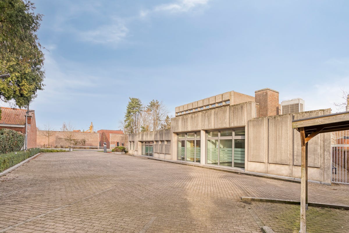 Kantoor van ca. 1.550m² met 80 parkings in Roeselare-centrum - foto 3