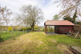 Bent u op zoek naar een uitzonderlijk ruime gezinswoning met een grote opslagruimte in Dilbeek?<br /><br />Dan is deze unieke eigendom beslist een bezoek waard. Deze ruime eengezinswoning beschikt over maar liefst 6 slaapkamers en 3 badkamers en wordt aangevuld met een indrukwekkende achterliggende opslagruimte van ca. 390 m². Een ideale combinatie voor grote gezinnen en hobbyisten.<br /><br />De ligging is een absolute troef. De woning bevindt zich op een vlot bereikbare locatie, in de nabijheid van scholen, winkels, openbaar vervoer en de centra van zowel Dilbeek als Ternat. Bovendien bereikt u in enkele minuten de op- en afritten van de E40, waardoor Brussel en Gent uitstekend bereikbaar zijn.<br /><br />Een eigendom die wonen en ruimte perfect combineert en tal van mogelijkheden biedt.<br /><br />Daarbovenop treffen we een aangename achterliggende tuinzone met zicht op de velden.<br /><br /><strong><span>Indeling;<br /></span></strong>Deze uitzonderlijk ruime eigendom biedt een totale bruikbare oppervlakte van ca. 385 m² en beschikt over maar liefst 6 volwaardige slaapkamers en 3 badkamers. Dankzij het uitstekende onderhoud en de gedeeltelijke renovaties doorheen de jaren is de woning instapklaar en perfect geschikt voor grote gezinnen, kangoeroewonen of wie op zoek is naar extra leefruimte. Een praktische kelderruimte zorgt bovendien voor bijkomende bergruimte.<br /><br />Het hoofdgebouw is uitgerust met een inpandige garage. Via de naastgelegen oprit bereikt u de indrukwekkende achterliggende loods, die toegankelijk is via een sectionaalpoort.<br /><br />Met een bruikbare oppervlakte van ca. 390 m² biedt deze multifunctionele ruimte tal van mogelijkheden. Ze is ideaal als werkplaats, opslagruimte, atelier of garage voor meerdere voertuigen en vormt de perfecte uitvalsbasis voor hobbyisten, verzamelaars of liefhebbers van oldtimers. De combinatie van een ruime woning met een loods van deze omvang maakt van deze eigendom een zeldzame opportuniteit met een breed scala aan gebruiksmogelijkheden.<br /><span><br /></span><span><strong>SURPLUS:</strong><br /></span>Confome elektrische installaties, EPC label C, gunstig asbestattest, blanco bodemattest.<br /><br />Benieuwd naar wat deze eigendom allemaal te bieden heeft? Neem contact op met ons kantoor voor een afspraak ter plaatse.<br />info@impromove.be - 02 887 80 56