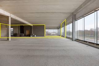 Op een uiterst zichtbare locatie aan de rand van het bruisende Veurne bevindt zich deze moderne kantoorruimte met vlotte bereikbaarheid via de E40, Veurne-centrum en de kust.<br /><br />De kantoorruimte is gelegen op de eerste verdieping en is eenvoudig bereikbaar via zowel trap als lift. Dankzij de ruime parkeermogelijkheden voor het gebouw geniet u van maximaal comfort voor medewerkers en bezoekers.<br /><br />2 autostaanplaatsen beschikbaar aan €50/maand per staanplaats.<br /><br />De ruimte wordt volledig afgewerkt en omvat onder meer:<br />- Computervloer<br />- Afgescheiden vergaderzaal<br />- Kitchenette<br />- Privatief toilet<br /><br />Oppervlakte: 84,6 m²<br /><br />Interesse? Contacteer ons vrijblijvend voor meer informatie of een bezoek ter plaatse.