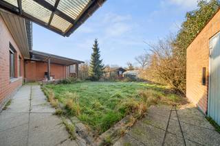 Spacieuse maison familiale avec jardin, garages et nombreuses possibilités de stationnement à Spiere-Helkijn, située dans un quartier...