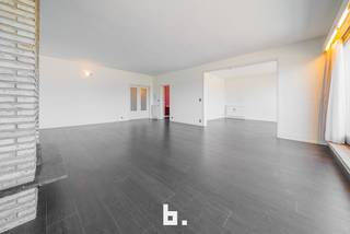 Op een centrale ligging te Sint-Michiels bevindt zich dit ruim 2 slaapkamer appartement nabij invalswegen, scholen en warenhuizen. Indeling is...
