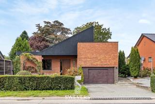 Voor meer info en foto’s, surf naar www.swevers.be – Deze instapklare architectenwoning aan de Beverlosesteenweg 439 in Koersel combineert een karaktervolle split-levelindeling met veel praktische ruimte. De woning werd gebouwd in 1979 en biedt 200 m² bewoonbare oppervlakte op een perceel van 868 m². Via de centrale inkomhal bereik je de woonkamer van 16 m². Het aansluitende eetgedeelte staat in verbinding met de keuken van 14 m² en geeft toegang tot het overdekte terras. De verschillende niveaus zorgen voor een speelse maar duidelijke scheiding tussen de leef- en slaapruimtes. Verder zijn er een wasruimte en een inpandige garage van 25 m². Op de verdieping bevinden zich drie volwaardige slaapkamers van 14 m², 14 m² en 12,25 m², aangevuld met een centraal gelegen badkamer. De kelder van 36 m² biedt bovendien heel wat extra opslagruimte. Het noordelijk georiënteerde perceel biedt voldoende buitenruimte, met het overdekte terras als aangename verbinding tussen binnen en buiten. Ook de ligging is praktisch: scholen, winkels, openbaar vervoer, restaurants en ontspanningsmogelijkheden bevinden zich in de nabije omgeving. De snelweg is bereikbaar op circa 4 km. Een instapklare woning met een bijzondere architectuur, drie slaapkamers en veel functionele ruimte. Voor meer informatie, bel 011 255 155. Bron bewoonbare oppervlakte: EPC – verslag. <br />Dit pand is onderworpen aan de renovatieverplichting van de Vlaamse overheid voor residentiële gebouwen (behoudens bij sloop binnen 5 jaar na de aankoop). Consulteer voor meer informatie de website van het Vlaams Energie- en Klimaatagentschap via https://www.vlaanderen.be/een-huis-of-appartement-kopen/renovatieverplichting-voor-residentiele-gebouwen.