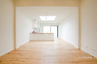 Deze gunstig gelegen woning met een bewoonbare oppervlakte van 140 m² bevindt zich in het centrum van Mariakerke.<br /><br />Via de inkomhal betreden we de woning. Op het gelijkvloers bevindt zich een berging en een badkamer uitgerust met een douche, wastafel, toilet en aansluiting voor een wasmachine.<br /><br />Verder komen we in de ruime en lichtrijke leefruimte met open keuken. De keuken is voorzien van de nodige toestellen en beschikt over voldoende opbergruimte. Via het schuifraam in de keuken heeft u toegang tot de gezellige koer.<br /><br />Op de eerste verdieping bevinden zich twee ruime slpks. Daarnaast is er een apart toilet aanwezig.<br /><br />Op de tweede verdieping zijn er nog eens twee slpks. De zolderverdieping is bereikbaar via een uitschuifbare trap.<br /><br />De woning geniet van een uitstekende ligging, op wandelafstand van supermarkten, een apotheek, fitness, bakker en het natuurgebied De Bourgoyen. Bovendien is er een vlotte verbinding naar het centrum van Gent en de belangrijkste invalswegen.