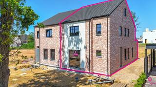 <p>Elke zondag welkom op ons kantoor van 10u-12u voor meer info over de nieuwbouwprojecten! <br /><br />Deze landelijke nieuwbouwwoning in ruwbouw (HOB) met 4 slpks is rustig gelegen in het mooie Boekt : laatste stuk!<br />De woning bevindt zich in een residentiële straat en heeft een uitstekende bereikbaarheid naar de autosnelweg E313-E314!<br /><br />Deze ruime half open bebouwing in Oude Beerse-look bevindt zich op een perceel van 4.36 are waarvan het perceel een straatbreedte heeft van 9.70 meter!<br />De woning heeft een bewoonbare oppervlakte van 209 m² en is praktisch opgedeeld.<br /><br />Er werd rekening gehouden met een open leefruimte met achteraan een gezellige keukenruimte die onmiddellijk aansluit aan de berging met achterdeur. De “doorzon”-leefruimte heeft zowel via de voor-, zij- als achterzijde ramen voor een uitstekende lichtinval.<br /><br />Vanuit de living vertrekt ook de trap naar boven. Op de eerste verdieping zijn er 3 slaapkamers, een apart toilet en een badkamer. De slaapkamers zijn allen voldoende ruim.<br />De 2de gegoten betonnen trap brengt ons naar een prachtige open zolderruimte; hier kan men een ruime 4de polyvalente (slaap)kamer creëren, of zelfs opsplitsen naar een 5de kamer. In de hoek kan de technische ruimte voorzien worden.<br /><br />Zowel de raampartijen als de dakwerken zijn van uitstekende makelij.<br /><br />Deze ruwbouwwoning wordt opgeleverd met een vlak getrokken perceel dat onmiddellijke aanplanting toelaat.<br /><br />De Heilig-Hartlaan is een zalige straat met voornamelijk ééngezinswoningen. Vanuit hier kan men zelfs te voet naar het kleuter- en lager onderwijsschooltje de hoek om; de grote supermarkten bereikt men na enkele minuten en als kersje op de taart : Boekt heeft nog een warme bakker!<br />Of wat dacht u om met de fiets via de natuur richting Lummen te fietsen? Zalig….! Ook kan men vanuit hier te voet vertrekken naar de achterkant van de Kluis in Bolderberg. De autosnelweg met verkeerswisselaar “Het Klaveblad” bereikt men na enkele minuten.<br /><br /><br />Indeling : <br />GELIJKVLOERS : inkomhal, gastentoilet, leefruimte met trap naar boven, open keuken, berging<br />EERSTE VERDIEPING : nachthal, apart toilet, 3 slaapkamers, badkamer, trap naar boven<br />ZOLDER : open polyval ruimte met plaats voor techn ruilte <br />TUIN: aan te leggen <br /><br />Pluspunten:<br />-prachtige stijl; voor ieder wat wils!<br />-zeer degelijke bouw<br />-ruim = 209 m²<br />-ruime living!<br />-4/5 slaapkamers <br />-betonnen trappen<br />-tijdloze pastoriestijl<br />-goede ligging = overal dichtbij!<br />-grondwaarde aan 12%, enkel constructie onder 21%BTW<br /><br />Voor een afspraak of meer info, bel ons op 078/78.78.70, of kom gewoon binnen op ons kantoor. Steeds welkom!</p>