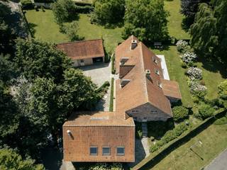 Rustig gelegen charmant villa-landhuis met schitterende parktuin nabij Kortrijk.Het centraal gelegen hoofdgebouw vormt het warme hart van de woning, geflankeerd door twee vleugels: aan de ene zijde een volledig ingerichte loft/polyvalente ruimte (met afzonderlijke toegang), aan de andere zijde een bijgebouw met garage en ruimte die nog naar wens kan worden afgewerkt – bijvoorbeeld als poolhouse of als professionele ruimte.De woning straalt karakter en authenticiteit uit. Hier mag u een sfeervolle charmewoonst met ziel verwachten. Er zijn tot 6 slaapkamers, 2 badkamers (+ 1 badkamer in de loft), een apart bureau, een ruime leefkeuken en een sfeervol salon met aansluitende tv-kamer. Het geheel is bovendien bijzonder lichtrijk. Vanuit elke leefruimte is er contact met de fantastische tuin.De tuin is een waar pareltje, rijk aan bloemborders, intieme hoekjes en een unieke beleving van rust en privacy. Het is uiterst zeldzaam om deze combinatie van een kwalitatieve charmewoning met riante woonvolumes en een prachtige parktuin te vinden op slechts 10 minuutjes van het centrum van Kortrijk.Wenst u dit uitzonderlijke vastgoed in Kortrijk te ontdekken? Neem dan contact op met Carl Boedts (0473/951821) of Matthias Vanneste (0479/676848) voor meer informatie of een bezoek.Deze woning wordt via pre-sale verkocht. De bezoekweek (enkel op afspraak) vangt aan op maandag 29 juni en eindigt op zaterdag 4 juli om 12u.De eigendom wordt aangeboden via de Pre-sale formule. Van 29/06/2026 om 09:00 tot 04/07/2026 om 12:00 kan u de woning op afspraak komen bezichtigen en een bod uitbrengen. De vermelde prijs is een instelprijs. Voor meer info, gelieve contact op te nemen met de dossierverantwoordelijke.Bestuursmaatregelen in het maatregelenregister: nee