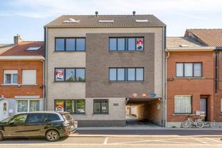 <p>Dit moderne appartement in Muizen is vlot bereikbaar en gelegen nabij scholen, supermarkt, openbaar vervoer en invalswegen.</p><p><br /></p><p>De leefruimte biedt een aangename basis voor comfortabel wonen, terwijl de drie slaapkamers extra mogelijkheden creëren voor gezinnen, thuiswerk of een hobbyruimte. Ook scholen en een park bevinden zich in de directe omgeving, wat deze locatie bijzonder aantrekkelijk maakt. Het terras vormt een extra troef om buiten te genieten. De garagebox is bij te huren aan €125/maand</p><p><br /></p><p><strong>Interesse?</strong></p><p><span>Maak snel en vrijblijvend een afspraak met onze makelaar via onderstaande link: </span></p><p>https://vijfhoek.mijnhuurprofiel.be/property/6b0fbd4e-23ec-4fd7-beb4-2619e5b136d0</p><p><br /></p><p>JOUW DROOMAPPARTEMENT. ZO GEVONDEN!</p>