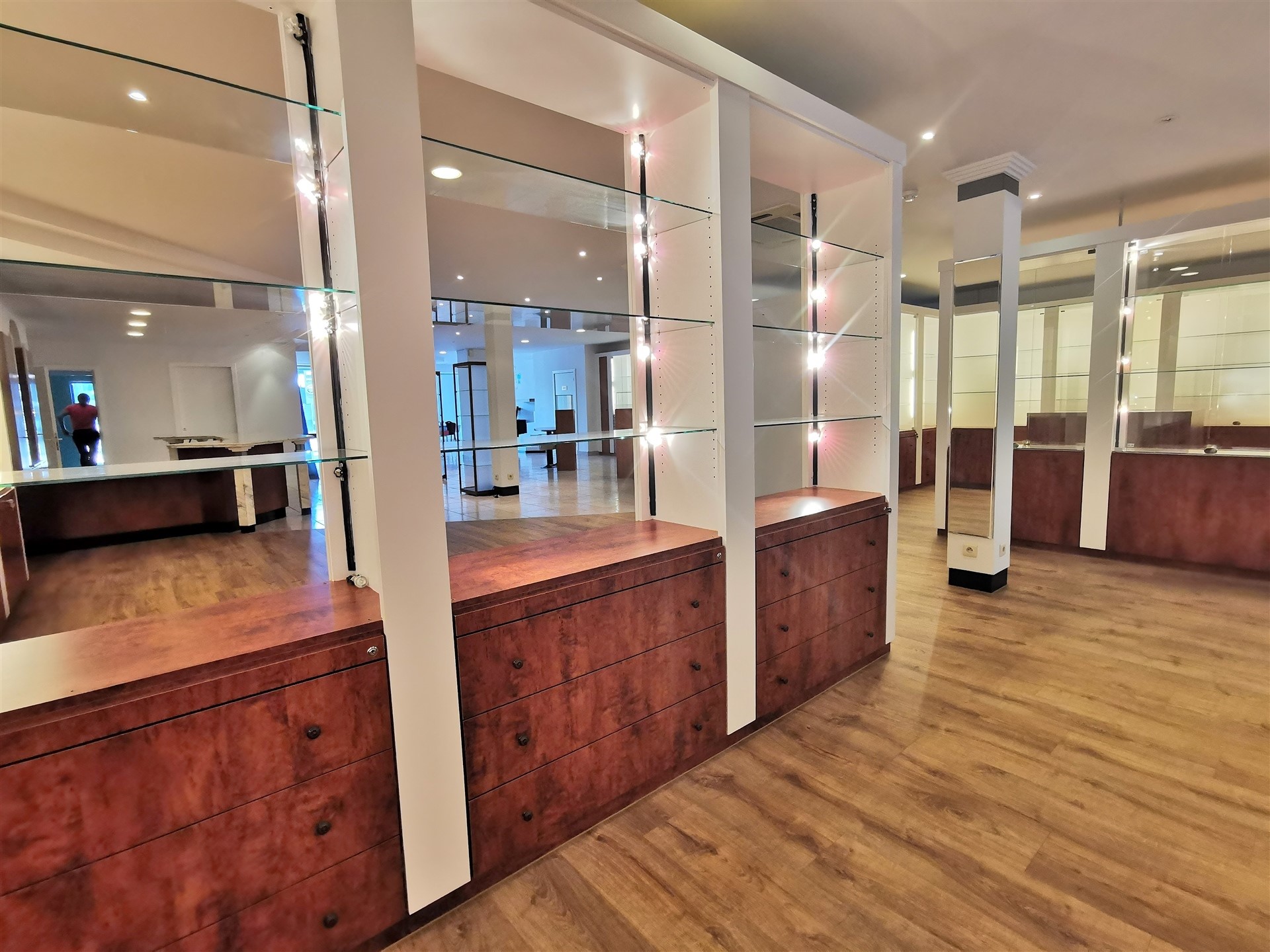 Locaux commerciaux avec diverses possibilités dans un excellent emplacement - photo 4