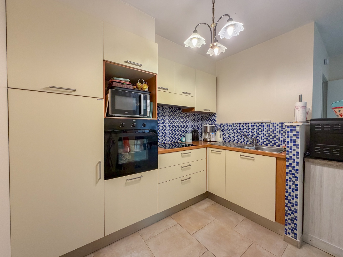 Te huur gezellig, instapklaar gelijkvloers appartement met 2 slaapkamers, tuin en garagebox gelegen te Kluisbergen - foto 5