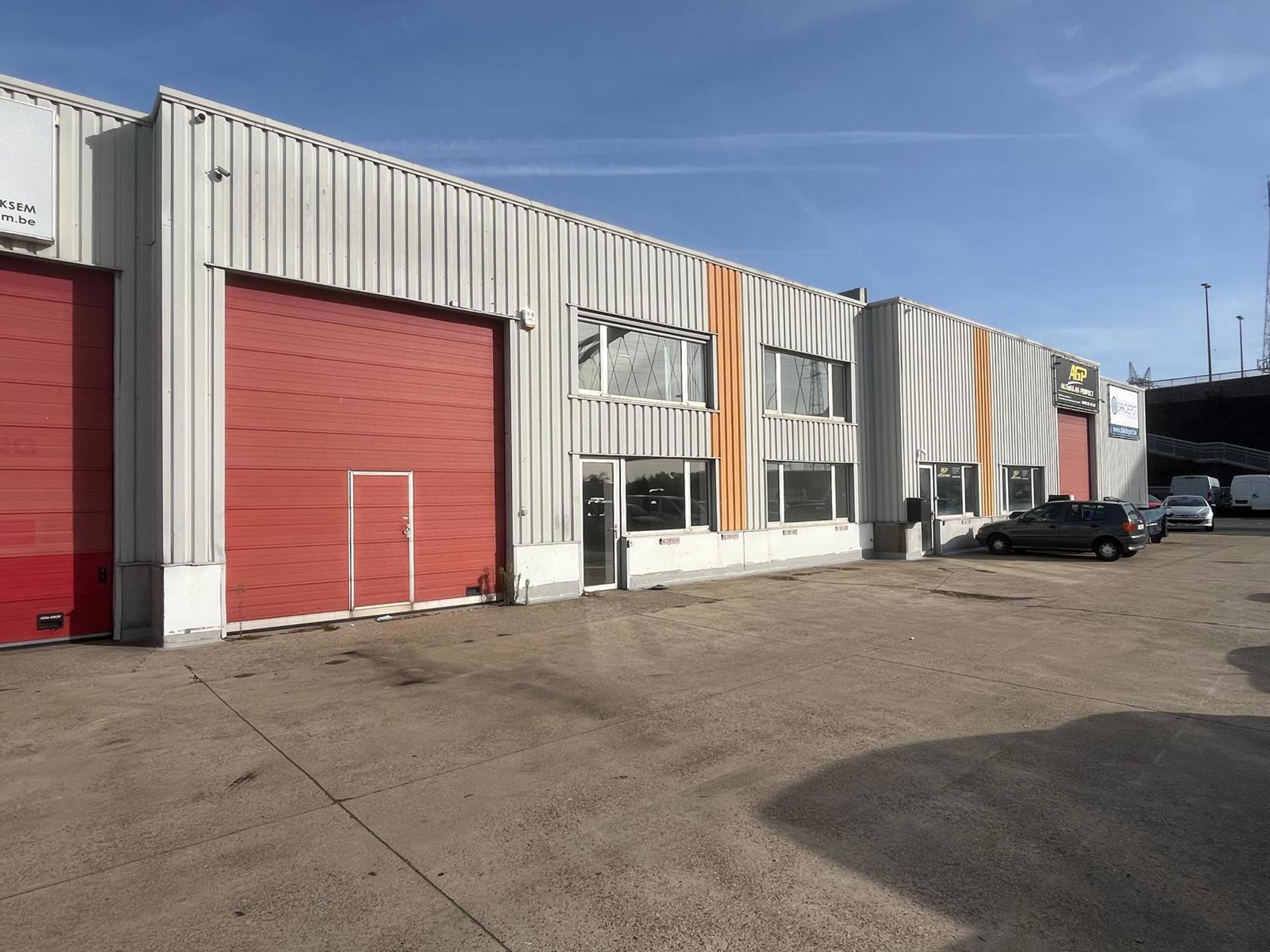 Merksem: nabij haven: magazijn 186m² met kantoor 205m²