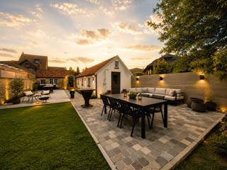 Deze halfopen woning ademt karakter en charme en biedt door de meerdere sfeervolle ruimtes heel wat gezelligheid. Gelegen in het rustige Westkapelle, geniet u hier van de ideale combinatie van landelijke rust en de nabijheid van het centrum.<br /><br />Het pand is gelegen op een uitzonderlijk ruim en zonnig perceel van ca. 2012 m², met weidse zichten en zon van ’s morgens tot ’s avonds. De eigendom beschikt over een praktische indeling die perfect aansluit bij hedendaags wooncomfort. <br />Achteraan de woning vindt U eerst een gezellige binnenplaats, met toegang tot een uitnodigende hobbyruimte/bar/poolhouse. <br />Naast dit poolhouse bevindt zich een ruime garage met extra bergingsmogelijkheden. <br />Grenzend aan de tuin werd een zonnig terras aangelegd. Verder is er ook een buitendouche aanwezig.<br /><br />Het eigendom combineert een authentiek karakter met hedendaags comfort en biedt dankzij de uitzonderlijke ligging en groot perceel een unieke opportuniteit.<br /><br />Nota: op heden is er een deel van de achtertuin open met de buur. De afsluiting kan verder worden besproken naar wens.<br /><br />Indeling:<br />- Mooi aangelegde voortuin en oprit.<br />- Inkomhal met gastentoilet,<br />- Gezellige leefruimte met zithoek en aansluitende eethoek,<br />- Ruime leefkeuken met kwaliteitsfornuis van SMEG,<br />- Tweede, zeer aangename zithoek met houtkachel,<br />- Handige bergruimte,<br />- Aansluiting naar de buitenruimte met poolhouse en binnenplaats,<br />- Uitzonderlijk ruime tuin met weidse vergezichten, aangelegd terras en buitendouche,<br /><br />Eerste verdieping:<br />- Nachthal,<br />- Ruime masterbedroom,<br />- Tweede ruime slaapkamer,<br />- Dressing/derde kamer.<br />- Recent gerenoveerde badkamer met toilet, inloopdouche, wastafel en ligbad,<br /><br />Extra: <br />- mogelijkheid tot aankoop extra weiland (1648m²) aan de overzijde van de straat.<br />- 19 zonnepanelen aanwezig.<br /><br />Een unieke kans voor wie ruimte, rust en karakter zoekt vlak bij Knokke.<br />Interesse? Neem contact op voor een plaatsbezoek.