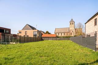 Deze brouwgrond is prachtig gelegen (zicht op groen, en op de kerk), en geschikt voor de bouw van een open bebouwing. Geen bouwverplichting. Veel potentieel!