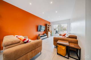 À Ath, découvrez cette agréable maison familiale située à la Chaussée de Mons 373. Elle propose 4 chambres, 2 salles d’eau modernes, une...