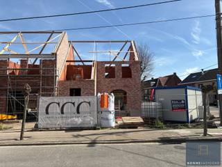 <p>Nieuwbouw met warmtepompen REEDS IN OPBOUW!</p>
<p>Deze woningen kunnen aangekocht worden aan 6% BTW als enige eigen woning of voor 15 jaar verhuur.</p>
<p>Binnenkort uw nieuwe energiezuinige thuis in een rustige straat in Maldegem maken? Mis deze kans niet! OPLEVERING EIND 2026!<br />Van deze 3 nieuwbouwwoningen wordt binnenkort gestart met de binnenafwerking. Hierbij kiest u volledig zelf nog de keuken, badkamer, vloeren, binnendeuren, …</p>
<p>De woningen zijn bijzonder degelik opgebouwd met betonnen tussenverdieping én 2 betonnen trappen. Ze scoren zeer goed qua energiezuinigheid dankzij de WARMTEPOMPEN met vloerverwarming, ZONNEPANELEN, superisolerende beglazing, vloer- muur- en dakisolatie, ventilatie type D,… Daarnaast zijn 2 regenwaterputten van elk 7500L voorzien.</p>
<p>De woningen zijn gelegen vlakbij centrum Maldegem. Daarnaast is er een vlotte verbinding met Antwerpen via de N49 en met het binnenland via de E40 te Aalter.</p>
<p>Contacteer Bonne Vastgoed 7 op 7 voor meer info via 050/73.73.73 of info@bonnevastgoed.be</p>