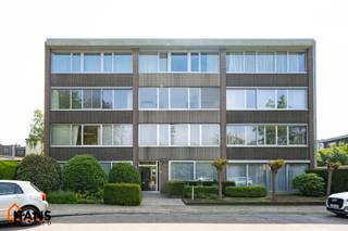 Deze opgefriste studio op de tweede verdieping (met lift) omvat een ruime leefruimte waar men een slaaphoek kan creëren; ingerichte badkamer;...