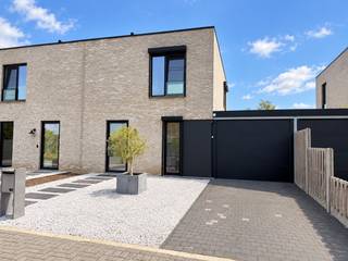 Deze recente woning ligt in een verkeersluwe schoolomgeving. De woning is mooi afgewerkt en goed onderhouden.<br /><br />De indeling is praktisch met op het gelijkvloers een inkomhal met vestiaire en gastentoilet, een bergruimte en een woonkamer met open keuken. Op het verdiep liggen de badkamer, een wasberging en 2 slaapkamers,waarvan één kamer werd opgedeeld in 2 aparte slaapkamertjes. Er werd daarvoor een extra raam geplaatst in de zijgevel.<br /><br />De tuin met overdekt terras is ruim en oostgericht. Het tuinhuis biedt extra opslagruimte en de wagen kan geparkeerd worden onder de carpoort.<br /><br /><br /> 