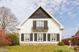 <p><span>Le long de la Wijper tranquille et non automobile à Rillaar se trouve cette maison exceptionnellement spacieuse de 1966, située sur un terrain ensoleillé de pas moins de </span><span>9a 91ca</span><span>. Une propriété avec une excellente base, une structure très solide et de nombreuses possibilités pour ceux qui recherchent de l'espace, du calme et un emplacement central.</span></p><p><span>En entrant dans la maison, on remarque immédiatement la généreuse sensation d'espace. Le grand séjour avec poêle forme le cœur de la maison et offre tout le confort pour des moments familiaux agréables. La cuisine spacieuse adjacente, grâce à sa superficie, offre de nombreuses possibilités d'être entièrement aménagée selon vos goûts. La salle de bain est actuellement à rénover, ce qui vous donne la chance de l'adapter entièrement à vos propres souhaits.</span></p><p><span>Au rez-de-chaussée, vous trouverez également un bureau supplémentaire, idéal pour le télétravail. Cet espace peut également servir parfaitement de chambre au rez-de-chaussée si désiré.</span></p><p><span>À l'étage, la maison dispose de </span><span>quatre chambres spacieuses</span><span>, complétées par des possibilités supplémentaires pour un dressing, une salle de loisirs ou une chambre supplémentaire. De plus, vous bénéficierez d'une </span><span>cave complète</span><span>, un atout énorme pour le stockage, l'atelier ou les activités de loisir.</span></p><p><span>L'emplacement constitue sans aucun doute l'un des plus grands atouts de cette propriété. Vous vivez ici en toute tranquillité, dans une rue sans voiture, loin de la circulation intense. En même temps, vous êtes tout près du centre d'Aarschot, avec un accès facile à l'autoroute et à la gare. Magasins, écoles, boulangeries et autres commodités quotidiennes se trouvent à proximité.</span></p><p><span>Une valeur ajoutée supplémentaire est la possibilité d'accéder au terrain par l'arrière via </span><span>Roth</span><span>, ce qui offre une accessibilité et une facilité d'utilisation supplémentaires.</span></p><p><span>Vous cherchez une maison spacieuse avec une construction solide, beaucoup de potentiel et un excellent emplacement ? Alors cette propriété mérite absolument une visite.</span></p>