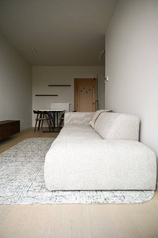 Deze volledig gemeubelde studio voor korte verhuur aan de Leie in Kortrijk is ideaal voor een verblijf tot maximaal 90 dagen. Het interieur is stijlvol ingericht met hoogwaardige meubels, wat zorgt voor een aangenaam en comfortabel verblijf. <br /><br />De studio beschikt over een elegante inkomhal, een lichte en ruime woonkamer met open keuken. Daarnaast is er een overdekt terras. De woning omvat ook een wasberging met wasmachine, een apart toilet en één smaakvol ingerichte slaapkamer met een comfortabel dubbel bed en voldoende opbergruimte voor je kleding. De moderne badkamer is voorzien van een ruime inloopdouche. <br /><br />Gelegen op het 3de verdiep, biedt deze studio rust en privacy. Ondergronds is er een private parkeerplaats beschikbaar, evenals een afgesloten gemeenschappelijke fietsenstalling. <br /><br />De huurprijs is btw-inclusief per maand. Bovendien wordt er een provisie van 79,5 €/maand gerekend voor water, gas, elektriciteit en internet, en 53 €/maand voor de syndic. <br /><br /><br />Waarom deze studio kiezen? <br /><br />-> beschikbaarheid 2026: enkel juli, augustus & september!<br />-> Volledig gemeubeld <br />-> Centrale en rustige locatie <br />-> Wasmachine aanwezig <br />-> Parkeerplaats inbegrepen <br />-> Perfect voor tijdelijke huisvesting <br />-> Ideaal voor een kort verblijf in Kortrijk <br /><br />Interesse? Vul snel het contactformulier in en we nemen spoedig contact met je op!