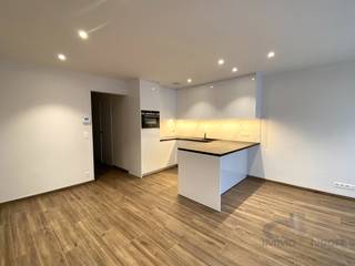 Dit energiezuinige éénslaapkamerappartement beschikt over een woonkamer + open keuken met alle comfort (inductiekookplaat, combi-oven, koelkast met diepvriesvak, vaatwasmachine), een badkamer met douche, afzonderlijk toilet, slaapkamer met inbouwkasten en internetvoorziening. Ten slotte is er een bergruimte met aansluiting voor een wasmachine en een gezellig terras aan de straatkant met verlichting. Lift aanwezig. Centraal gelegen aan het Leopoldpark en op wandelafstand van de jachthaven en de hoofdwinkelstraat Kapellestraat. Dichtbij bus & tram. 35 € / maand voor lift en gemene delen. Vrij vanaf 1 oktober. E-peil 33 (Verslag 190391.Thijs_Oostende.EPB) Voor alle info en bezoek : info@ensor.immo of 0496 68 84 67.