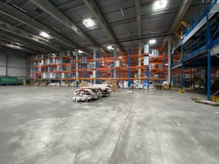 Uitzonderlijk industrieel gebouw (BJ 2012) te koop in de Haven van Brussel, vlak bij het centrum en met vlotte verbinding naar R0 en A12. Het pand combineert ± 6.545 m² opslagruimte (H: 10 m), ± 6.779 m² ondergrondse opslag-/parkeerruimte en ± 2.700 m² kantoren op 3 niveaus, op een perceel van ± 9.453 m². Duurzaam, energiezuinig en zeer goed onderhouden.<br /><br />Voor meer info, aarzel niet ons te contacteren.