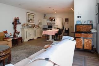 Dit voormalig handelshuis is gelegen op de hoek van de Markegemstraat en de Nieuwstraat.<br /><br />Zeer ruime woning met grote garage van waaruit de tuin bereikbaar is.<br /><br />De indeling leent zich perfect voor een groot gezin of voor iemand die thuis bureau- en/of praktijkruimte wenst in te richten.<br /><br />Indeling als volgt: ruime inkomhal, bureau of gelijkvloerse slaapkamer met aansluitend vernieuwde badkamer. Er is ook een wasplaats-werkruimte, ruime keuken met toegang tot het terras.<br />Aangename living met schuifraam, eethoek en zitplaats.<br />Extra bergruimte en gastentoilet.<br />Boven zijn er 4 volwaardige slaapkamers, badkamer en een bergruimte.<br />De zolder is bereikbaar via een luik met schuiftrap.<br />Verzorgd tuintje met twee terrassen waarvan één overdekt.<br /><br />Degelijke woning met zeer veel mogelijkheden en verrassend veel ruimte.<br />- Geen renovatieverplichting, energielabel D.<br /> U kan dus op eigen tempo en naar eigen wensen moderniseren.<br />- Overal dubbele beglazing.<br />- Zeer grote garage.<br />- Interessante ligging en indeling voor bijv. kantoorruimte, kapster, kinderopvang, vrij beroep, ....<br /><br />Vlakbij lagere school en op wandelafstand van de markt.<br />Goeie verbinding naar zowel Tielt, Waregem als Zulte.<br />Zeker een bezoek waard!