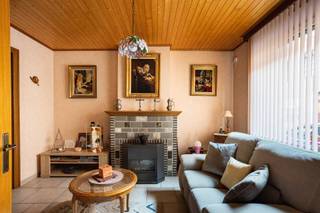 Deze charmante woning met gunstige ligging, biedt tal van mogelijkheden. De woning beschikt over een zeer ruime leefruimte, apart toilet, badkamer en keuken. Op de eerste verdieping bevinden zich 2 ruime slaapkamers. Op de tweede verdieping is er een 3e slaapkamer en een zolder die eventueel ook als slaapkamer of werkruimte kan ingericht worden. Verder beschikt de woning over een uitzonderlijk ruime en droge kelder, ideaal als praktische bergruimte, wijnkelder of multifunctionele hobbyruimte.<br />Een absolute troef is het ruime en sfeervolle terras, waar het aangenaam vertoeven is in alle rust en privacy en waar je kan genieten van zonnige zomeravonden. Unieke kans voor wie op zoek is naar een authentieke stadswoning.