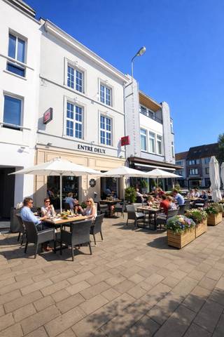 Op deze commerciële toplocatie van Eeklo wacht dit sfeervolle handelspand met zijn commerciële ligging op zijn nieuwe eigenaar.
In het hart van de bruisende winkelstraat van Eeklo, net voorbij de Markt, op het gezellige Ledeganckplein, wacht deze prachtige brasserie of café op een gepassioneerde ondernemer. Dit pand, bestaande uit drie verdiepingen geniet een unieke locatie waar u uw gasten kan verwennen met culinaire hoogstandjes, klassiekers of jouw eigen gastronomische creaties.
Dit handelspand ligt in rechte lijn nabij de Markt van Eeklo, waar de wekelijkse markt plaats vindt.
Op het gelijkvloers vindt u een sfeervolle "wine and dine" ruimte, een stijlvolle bar, een ruim terras voor de zaak, een volledig uitgeruste keuken, extra bergruimtes, vestiaire, een stadstuin en een garage met toegang - uitgang via de Koning Albertstraat.
De eerste verdieping baadt in een overvloedig natuurlijk licht dankzij de grote glaspartijen en de stijlvolle, warme inrichting. Hier heeft u de mogelijkheid om met extra couverts uit te pakken.
Op deze verdieping bevinden zich ook aparte dames -en herentoiletten.
De tweede verdieping bestaat uit een grote zolderruimte, verdeeld in twee delen, waarbij zich in het achterste deel de badkamer bevindt.
Deze ruimte kan u omtoveren tot vergader - of feestzaal, waardoor u extra inkomsten kan genereren.
Een extra troef is de ruime, droge kelder, eveneens met opbergmogelijkheden.
Bent u de ondernemer die dit pand nieuw leven inblaast?
Plan een bezoek en ontdek de mogelijkheden! Bel ons via het nummer 09 336 16 15 of mail ons via info@vastgoedunicum.be.
Wij helpen u graag verder!