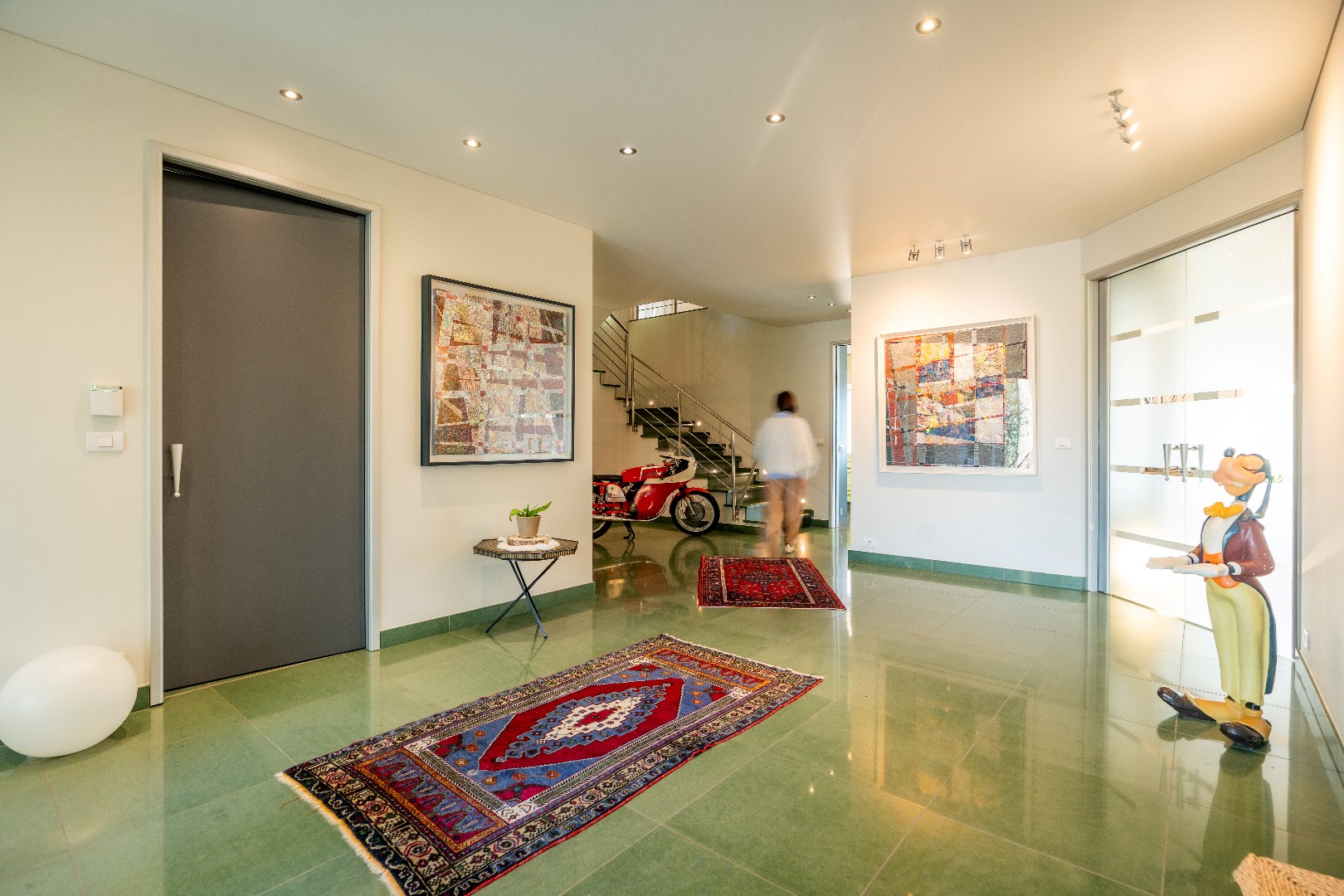 Spacious villa with indoor swimming pool on a 6,426 m² estate. - photo 3