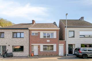 Cherchez-vous maintenant cette maison prête à emménager dans un bon emplacement, électricité conforme et 3 chambres ? Cette maison combine le calme d’une rue paisible avec un accès direct aux routes principales et à l’autoroute. Agencement : Rez-de-chaussée : - Hall d'entrée - Séjour - Cuisine - Salle de bain avec lavabo et douche Premier étage : - Hall de nuit - 2 chambres Grenier : - Chambre Particularités : - Électricité conforme - Passage latéral pour vélos et poubelles - Quartier calme - Toiture rénovée - Salle de bain rénovée Êtes-vous intéressé par cette maison près des grands axes dans une rue calme ? Planifiez dès aujourd'hui votre visite via le lien ( ) ou contactez directement Robbe via robbe.van.der.cammen@albert.immo ou 0498 26 28 49.