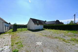 In een rustige en groene omgeving ligt deze alleenstaande woning met renovatiepotentieel, ideaal voor wie op zoek is naar ruimte, vrijheid en...