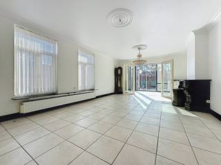 Deze eigendom bevindt zich in de Ooststraat in het residentiële Bevegem, rustig doch zéér centraal. Op enkele passen is het station en het centrum...