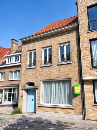 sterktes :
<ul>
<li>gelegen in het mooie historische centrum langs de Handzamevaart</li>
<li>goeie zon-oriëntatie</li>
<li>heel veel lichtinval dankzij de grote raampartijen</li>
<li>parkeergelegenheid voor de deur in de straat</li>
<li>met mogelijkheid tot aankoop van een nieuwbouwgarage op wandelafstand vlakbij</li>
<li>grote bruikbare zolder mogelijks in te richten</li>
<li>geen renovatieverplichting</li>
</ul>
<br />omvattende :
<ul>
<li>kelderverdieping : kelder</li>
<li>gelijkvloers : ruime inkom-/traphal uitgevend naar de koer, ruime en klare living, semi-ingerichte keuken, sas, toilet, ruime badkamer, mooie ommuurde koer</li>
<li>1ste verdieping : nachthal, 2 grote slaapkamers (waren voorheen 3 slaapkamers)</li>
<li>dakverdieping : grote zolder (mogelijks in te richten)</li>
</ul>