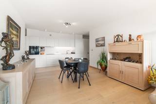 <p>Recent appartement in het centrum van Waregem met zicht op de binnentuin en een ruim zonneterras.</p>

<p> </p>

<p>Dit verzorgd appartement uit 2019 combineert comfortabel wonen met een centrale ligging in Waregem. De leefruimte geniet van veel natuurlijk licht en geeft rechtstreeks uit op het ruime terras aan de zonnekant, ideaal om in alle rust te ontspannen. Het open zicht op de binnentuin zorgt voor een aangename en groene woonbeleving midden in het centrum. Dankzij de praktische indeling, moderne afwerking en private parkeerplaats is dit appartement een interessante keuze voor wie comfortabel en energiezuinig wil wonen.</p>

<p> </p>

<p>Belangrijkste ruimtes:<br />• Inkomhal met videofoon en ingemaakte kasten<br />• Lichtrijke living met toegang tot het terras<br />• Open keuken met praktische indeling<br />• Ruime slaapkamer<br />• Badkamer met hedendaagse afwerking<br />• Berging met extra opbergruimte<br />• Ruim terras aan de zonnekant met zicht op de binnentuin<br />• Private parkeerplaats</p>

<p> </p>

<p>Troeven:<br />• Zicht op de rustige binnentuin<br />• Ruim terras aan de zonnekant<br />• Centrale ligging in het centrum van Waregem</p>

<p> </p>

<p>Neem vandaag nog contact op met je ERA-makelaar voor een bezoek.</p>

<p> </p>

<p>JOUW DROOMAPPARTEMENT. ZO GEVONDEN!</p>