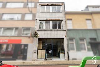 TE KOOP IN WETTEREN:<br /><br />Op zoek naar de ideale locatie om uw zelfstandige activiteit uit te oefenen? Dit handelshuis, gelegen in het centrum van Wetteren, biedt een uitstekende opportuniteit voor wie wonen en werken wil combineren. Dankzij de centrale ligging vormt dit pand een interessante uitvalsbasis voor diverse zelfstandige activiteiten. Boven de handelsruimte bevindt zich de woning, die beschikt over drie slaapkamers, een keuken, een gezellige woonkamer en een badkamer uitgerust met douche, toilet en lavabo. Deze combinatie van een commerciële ruimte en een volwaardige woongelegenheid biedt tal van mogelijkheden voor ondernemers die hun zaak willen uitbouwen en tegelijk willen genieten van het comfort van thuis. Een interessante investering voor wie op zoek is naar een pand met veelzijdige mogelijkheden op een centrale locatie in Wetteren.<br /><br />Wens je meer info of een bezoek: <br />Contacteer Wolf op 0498 54 06 90 of mail naar wolf@cornelis-goeman.be voor een afspraak.