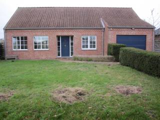 Lichtrijke laagbouwwoning<br />Op de Hoogstraatsebaan te Oostmalle vindt u deze verzorgde en instapklare woning.<br />Dankzij de volledige gelijkvloerse indeling en de zonnige tuin is dit het ideale thuis voor gezinnen en zelfstandigen.<br />Indeling<br />U wordt verwelkomd in de inkomhal met een gastentoilet met handwasser.<br />De ruime lichtrijke woonkamer op tegelvloer straalt gezelligheid uit met haar grote raampartijen en een schuifraam naar het terras toe.<br />Aansluitend bevindt zich de open keuken, uitgerust met een dubbele spoelbak, vaatwasser, kookvuur, dampkap, oven, microgolf en koelkast met vriesvak.<br />Vanuit de keuken heeft u directe toegang tot het terras en de tuin.<br />Via de nachthal bereikt u het apart toilet, de badkamer en de slaapkamers. De badkamer is ingericht met een ligbad, douche en een dubbele lavabo verwekt in een meubel.<br />De woning beschikt over drie volwaardige slaapkamers en een vierde polyvalente kamer die kan dienst doen als bureau of eventueel als bijkomende slaapkamer.<br />Vanuit de keuken bereikt men eveneens een technische ruimte waar de condensatieketel op gas geplaatst is en er aansluitingen zijn voor een wasmachine en een droogkast. Vanuit deze ruimte krijgt men toegang tot de ruime garage.<br />Ook bereikt men van hieruit de praktische opbergzolder die nog mogelijkheden biedt tot bijkomende plaatsen.<br />De garage is voorzien van een kantelpoort en een deur die toegang geeft tot de tuin.<br />De woning is asbestvrij en heeft een goedgekeurde elektrische installatie tot 30/09/2050.