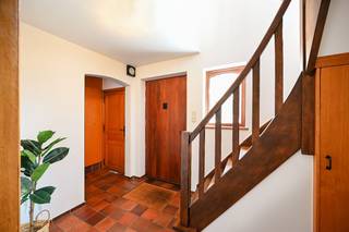 In de geliefde Emmalei in Brasschaat bevindt zich deze verzorgde gezinswoning met 3 slaapkamers, een ruime garage en een uitzonderlijk grote tuin. De woning geniet van een rustige, groene ligging nabij scholen, winkels, openbaar vervoer en diverse wandel- en fietsroutes.Via de inkomhal met gastentoilet betreedt u de woning. De gezellige woonkamer met open haard vormt het hart van het huis en geniet van veel natuurlijke lichtinval. Aansluitend bevindt zich de praktische keuken met zicht op de tuin. Vanuit de inkomhal is er tevens toegang tot de zeer ruime garage met aparte wasvoorzieningen.Op de eerste verdieping vindt u twee bijzonder ruime slaapkamers en een derde, iets kleinere kamer. De badkamer is uitgerust met een toilet en een ligbad met douchecombinatie.Via een vlizotrap bereikt u de verwarmde zolderverdieping. Dankzij de royale oppervlakte leent deze ruimte zich perfect als bureau, hobbyruimte of extra berging.De grote, privatieve tuin vormt een absolute meerwaarde voor wie graag buiten leeft.Extra troef: gunstig EPC-label B, wat zorgt voor een energiezuinige woning met lagere verbruikskosten.