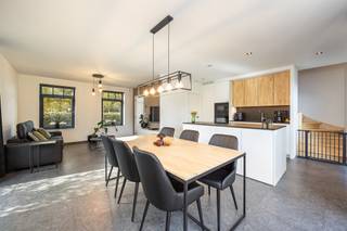 <p><strong>Hoogwaardig afgewerkte, recente en vrijstaande BEN-woning met o.a. 3 slaapkamers op een perceel van 515m² in Olen. EPC: label A (13 kWh/m²). Elektriciteit conform.</strong></p>
<p><strong>Ligging:</strong> Gelegen in Olen in een landelijke, groene doolopende straat vlakbij de E313.</p>
<p><strong>Indeling: 0:</strong> Inkomhal, apart toilet, leefruimte, open keuken, tweede hal <strong>+1:</strong> nachthal, badkamer, slaapkamer 1, slaapkamer 2 <strong>+2:</strong> slaapkamer 3 / polyvalente ruimte <strong>buiten:</strong> terras, tuin, carport.</p>
<p><strong>Omschrijving: </strong><span>Deze open bebouwing uit 2021 is gelegen in een rustige, doodlopende straat op een perceel van 515 m². De woning werd opgetrokken in houtskeletbouw en is volledig afgewerkt, waardoor ze instapklaar is. </span><span>Via de inkomhal met apart gastentoilet betreedt u de ruime leefruimte met open keuken. Dankzij de grote raampartijen geniet deze leefruimte van veel natuurlijke lichtinval en een aangenaam zicht op het terras en de tuin. De keuken is kwalitatief afgewerkt en volledig uitgerust. Aansluitend bevindt zich een hal met toegang tot de tuin. </span><span>Op de eerste verdieping geeft de nachthal toegang tot twee ruime slaapkamers, de badkamer en de aansluitingen voor wasmachine en droogkast. De badkamer beschikt over een inloopdouche, een ligbad, een dubbele wastafel en voldoende kastruimte.</span><span>De tweede verdieping omvat een derde slaapkamer, die momenteel is ingericht als polyvalente ruimte en daardoor verschillende gebruiksmogelijkheden biedt. </span><span>Ook op energetisch vlak heeft deze woning heel wat troeven. </span></p>
<p><strong>Bijzonderheden: <br />- </strong>BEN-woning<br />- Gelegen in een doodlopende straat<br />- Hoogwaardige afwerkingsgraad<br /><br /><strong>Kortom, een duurzame woning afgewerkt met kwalitatieve materialen en een hoogwaardige afwerking, gelegen in een rustige en aangename omgeving.<br /><br /></strong></p>
<p><strong>Bijzondere informatieplicht:</strong> in aanvraag.</p>