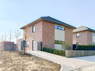 <h3><span><strong> </strong></span></h3>

<p><br /><span>Neem een exclusieve kijk in dit project: </span>https://www.youtube.com/embed/he2Veu3j0rs</p>
<br />PASSIEVE NIEUWBOUW VILLAWONING met UITGESTREKTE TUIN die geniet van een SUBLIEM UITZICHT OVER DE VLAAMSE ARDENNEN!!!  PRACHTIG GELEGEN in het  PITTORESKE en LANDELIJKE MATER!<br />Deze OPEN BEBOUWING beschikt over een GROOT WOONVOLUME, een BIJNA ENERGIENEUTRAAL KARAKTER en een UITERST  KWALITATIEF AFGEWERKT INTERIEUR EN EXTERIEUR.<br /><span>De woning beschikt over 2 volwaardige woonverdiepingen met een bewoonbaar volume van +/- 161 m² met een knappe inkomhal, een lichtrijke leefruimte, een open keuken, veel bergruimte, </span>3 slaapkamers<span>, een badkamer, een zolder en een losstaande garage die ook nog voor andere doeleinden kan aangewend worden.</span><br />Het perceel, genietend van een open uitzicht over het glooiende achterliggende landschap, is zuidoost georiënteerd en geniet van een uitgestrekte grondoppervlakte van +/- 1592 m². De tuin is volledig aangelegd en beschikt over 2 terrassen, waarvan 1 overdekt.<br /><br />Adres: Kerkgate 97 te Mater (Oudenaarde)<br /><br />G-score B, P-score D. Geen renovatieverplichting van toepassing.