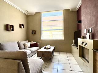 Bij het betreden van deze woning wordt je verwelkomd in de ruime inkomhal, die je toegang biedt tot de aangename en lichtrijke leefruimte...
