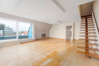 Geniet van een overvloed aan ruimte en licht in deze riante living, omringd door zonovergoten terrassen. Dit appartement biedt het ultieme comfort...