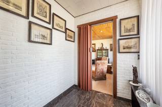 Deze ruime laagbouwwoning is gunstig gelegen in Beerse, op korte afstand van winkels, het centrum en diverse voorzieningen. Dankzij de vlotte verbinding naar de invalswegen en de E34 geniet u hier van een uitstekende bereikbaarheid.<br /><br />Via de inkomhal betreedt u de ruime leefruimte, die aansluit op de keuken en een aangename woonomgeving creëert. Verder beschikt de woning over een badkamer, een apart gastentoilet en 3 volwaardige slaapkamers, waarvan één momenteel is ingericht als dressing. De ruime slaapkamer kan eenvoudig opgesplitst worden, waardoor er een 4de slaapkamer mogelijk is. <br /><br />Ondergronds bevindt zich een ruime kelder die tal van mogelijkheden biedt, zoals een extra woongelegenheid, hobbyruimte of polyvalente ruimte. <br /><br />Buiten geniet u van een terras met tuinberging. Parkeren kan vlot onder de carport in de tuin.<br /><br />Met een EPC-score D is er geen renovatieverplichting van toepassing.<br /><br />Troeven: <br />- Gunstige ligging nabij centrum, winkels en E34<br />- Bewoonbare oppervlakte van 325 m²<br />- 3 slaapkamers met mogelijkheid tot 4<br />- Ruime polyvalente kelder<br />- Carport in de tuin met berging<br />- EPC-score D, geen renovatieverplichting