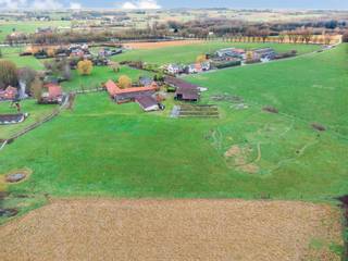 Landelijk gelegen in een mooi natuurlijk geheel...Deze hoeve met losse gebouwen heeft tal van mogelijkheden naar renovatie toe.Op het landbouwgebied...