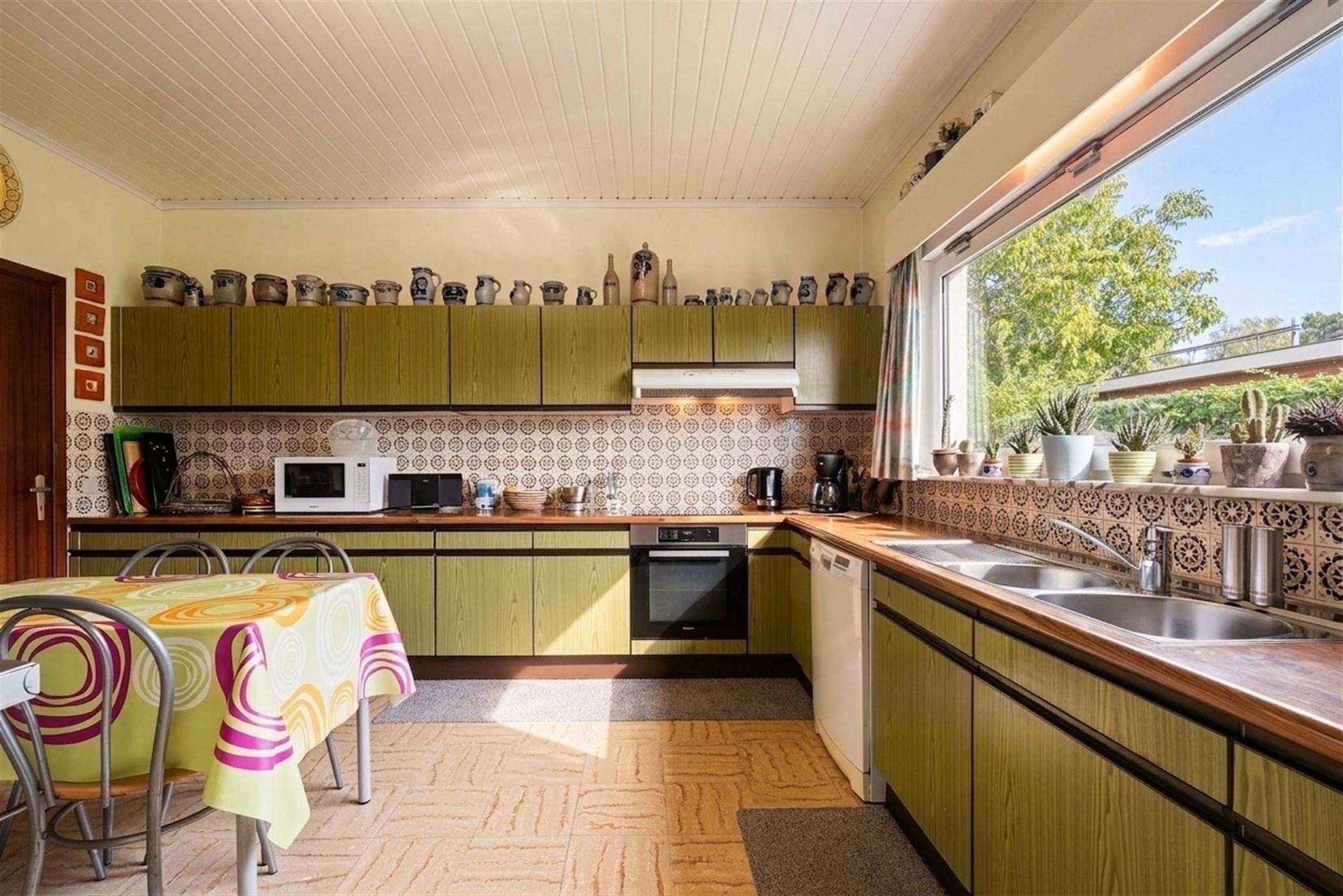 Charmante bungalow met 3 slaapkamers, ruime garage en zonnige tuin op 585m² - foto 4