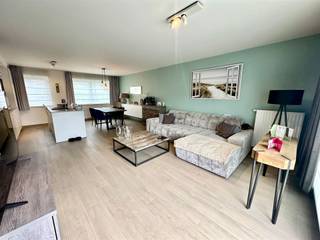 <p><span><span>Dit instapklare duplex appartement is gelegen op de eerste en tweede verdieping van een in 2015 gebouwd appartementsgebouw. Op de eerste verdieping bevinden zich de woonkamer met open keuken, een handige bering en een gastentoilet. Via de woonkamer is het ruime terras bereikbaar. Op de tweede verdieping zijn er 2 slaapkamers, een badkamer en een berging. Het appartement beschikt over een garage en staanplaats voor de garage. </span></span></p><p><span><span>Gemeenschappelijke kost 50 euro/maand.</span></span></p>