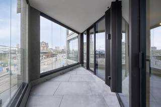 Appartement neuf de 2L Rivert env. 96 m² avec terrasseCaractéristiques générales :- projet de construction neuve dans un emplacement privilégié à Anvers- terrasse offrant une vue unique sur l'Escaut et le port de plaisance de Linkeroever - chauffage au sol- Option de microtopping et de personnalisation- ventes en partie sous enregistrement, en partie sous TVADisposition - hall d'entrée avec toilettes séparées et vestiaire - espace de vie avec vue magnifique sur l'Escaut- cuisine ouverte avec îlot- cellier- terrasse avec système coulissant- 2 chambres à l'arrière- salle de bains avec baignoire, douche et double lavaboMicrotopping « Moins c'est plus »Ce nouveau projet de construction à Anvers offre plusieurs options supplémentaires de finition telles que le microtopping. Le microtopping est un choix parfait pour ceux qui aiment une surface transparente, verticalement ou horizontalement, pour un look unique, élégant et moderne. Un choix infini de couleurs, d'effets et de finitions. Encore plusGoplus vous offre encore plus d'options dans Rivert, qui consiste à personnaliser entièrement l'intérieur global. Cela va d'un mur en placage de bois intégré aux cloisons, aux pansements et aux portes. Le ciel est la limite ! Ventes sous système de TVA.Vous êtes intéressé par une nouvelle construction, un appartement ou un bien immobilier à vendre à Anvers ? N'hésitez pas à nous contacter.Si vous souhaitez proposer votre propre bien immobilier à la vente, veuillez nous contacter pour un devis non contraignant, par téléphone au 03/206.76.76 ou par courriel à antwerpen@dewaele.com. Vous pouvez également nous contacter pour toute autre question concernant l'immobilier, l'achat ou la vente à Anvers !